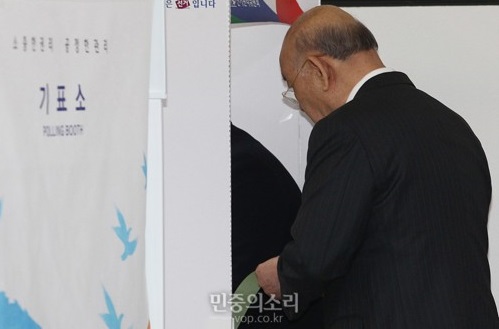 전두환 전 대통령과 이순자 여사가 13일 서울 서대문구 연희동 주민센터에서 기표를 하는 이순자 여사의 기표소 안을 들여다보고 있다.ⓒ 정의철 기자