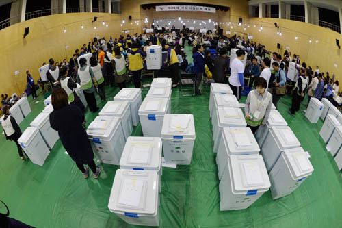 제20대 국회의원 총선거가 시행된 13일 오후 서울 종로구 경기상고에 마련된 종로구 선관위 개표소에서 관계자들이 개표하고 있다. <사진제공=뉴시스>