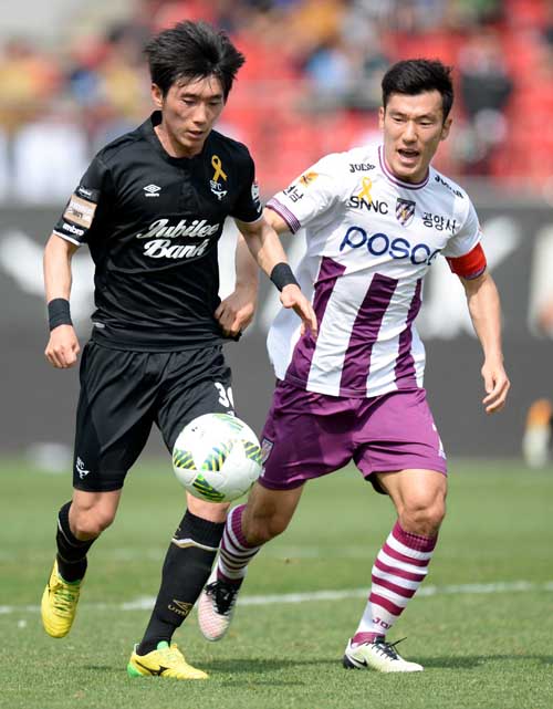 13일 오후 경기도 성남시 탄천종합운동장에서 열린 '현대오일뱅크 K리그 클래식 2016' 성남 FC와 전남 드래곤즈의 경기에서 성남 조재철과 전남 최효진이 볼 다툼을 벌이고 있다. <사진제공=뉴시스>