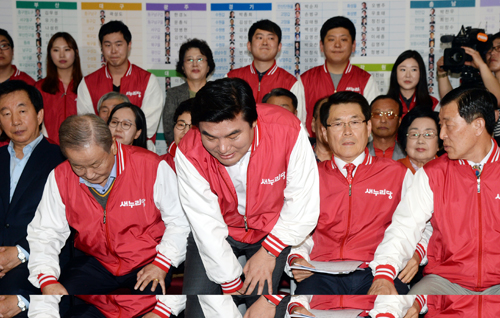 13일 방송사 출구조사에서 새누리당이 과반 의석 확보 실패로 나타나자 서울 여의도 새누리당 당사 종합상황실에서 강봉균, 원유철 공동선대위원장과 이군현 총괄본부장, 황진하 사무총장이 침통한 표정을 하고 있다. <사진제공=뉴시스>