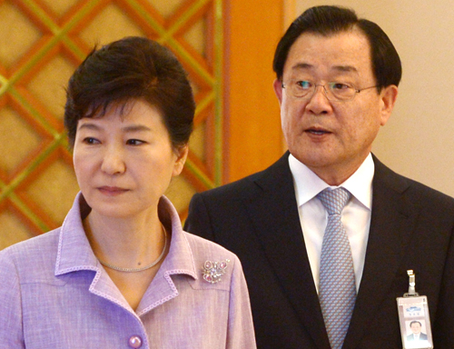 박근혜 대통령(좌)과 국정원장 출신 이병기 청와대 비서실장(우) <사진제공=뉴시스>