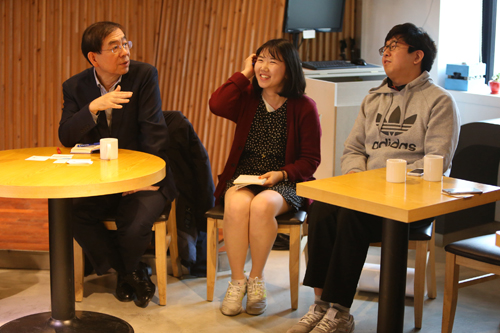 박원순 서울시장이 20일 오후 강원 강릉시 포남동 풀뿌리시민활동지원센터 풀씨터 문화공감에서 강릉지역 NGO 및 사회적경제분야 활동가들과 간담회를 하고 있다. <사진제공=뉴시스>