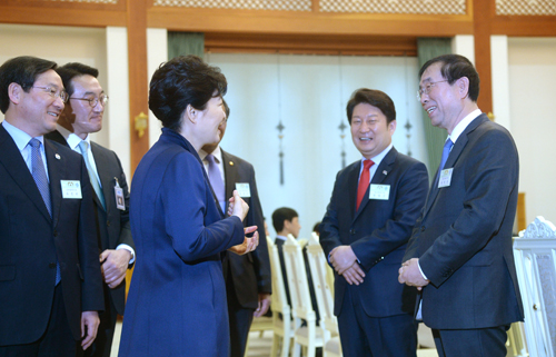 박근혜 대통령이 지난 2월19일 오후 청와대 충무실에서 열린 전국 시·도지사와의 만남에서 박원순(오른쪽) 서울시장과 대화하고 있다. <사진제공=뉴시스>