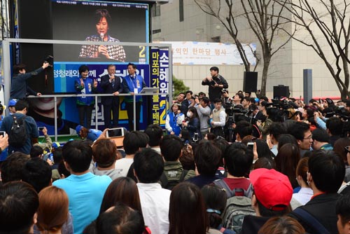 더불어민주당 문재인(가운데) 전 대표가 10일 오후 서울 마포구 홍대입구에서 제20대 국회의원선거 마포을 지역구에 출마한 더민주 손혜원 후보의 지지를 호소하고 있다. 왼쪽부터 손 후보, 문 전 대표, 더컸유세단 단장 정청래 의원. <사진제공=뉴시스>