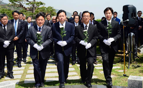 더불어민주당 문재인(가운데) 전 대표가 10일 오후 서울 마포구 홍대입구에서 제20대 국회의원선거 마포을 지역구에 출마한 더민주 손혜원 후보의 지지를 호소하고 있다. 왼쪽부터 손 후보, 문 전 대표, 더컸유세단 단장 정청래 의원. <사진제공=뉴시스>