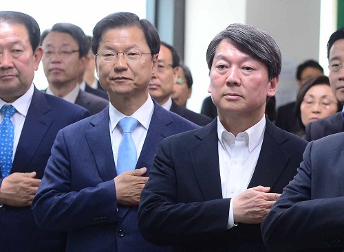 국민의당 안철수, 천정배 공동대표를 비롯한 20대 총선 당선인들이 15일 서울 마포 당사에서 열린 당선자 대회 및 중앙선대위 해단식에서 국민의례를 하고 있다. <사진제공=뉴시스>