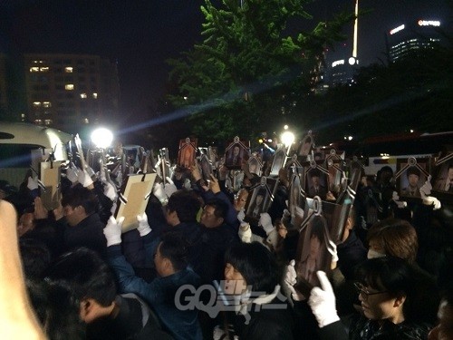 2014년 4월, 당시 KBS 김시곤 보도국장이 “세월호 사고는 300여명이 한꺼번에 죽어서 많아 보이지만 연간 교통사고로 죽은 사람 수를 생각하면 그리 많은 것은 아니다”고 발언한 사실이 전국언론노조를 통해 알려지면서 세월호 희생자 유가족들이 분노, KBS를 항의 방문했다. Ⓒ go발뉴스