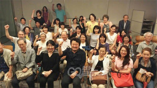 2015년 후쿠오카아시아 영화제에 초청된 <다이빙벨>. 이상호 감독이 상영회 뒤에 열린 GV를 마치고 일본 관객들과 함께 세월호 유가족들을 향해 ‘화이팅’을 외치고 있다. ⓒ go발뉴스