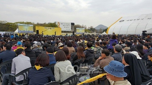 세월호 참사 2주기인 16일 오전, 안산합동분향소에서 ‘세월호 참사 2년 기억식’이 진행되고 있다. ⓒ 신예섭