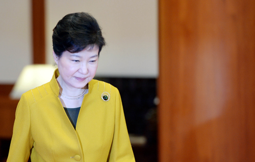 박근혜 대통령이 15일 오전 청와대에서 정상회담을 위해 방한한 에르나 솔베르그 노르웨이 총리를 영접하기 위해 자리를 이동하고 있다. <사진제공=뉴시스>