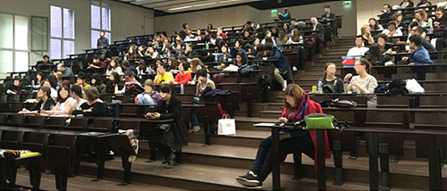 행사 시작 10분 전, 사람들이 하나둘 입장하고 있다.