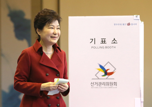 박근혜 대통령이 제20대 국회의원 선거일인 13일 오전 서울 종로구 청운동 서울농학교 강당에 마련된 투표소를 찾아 투표를 하고 있다. <사진제공=뉴시스>