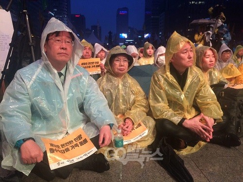 이재명 성남시장이 세월호 참사 2주기인 16일 저녁 서울 광화문광장에서 열린 '세월호 참사 2주기 전국 집중 범국민 추모문화제'에 참석, 영상을 시청하고 있다. ⓒ go발뉴스