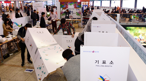4·13 총선 사전투표가 마감된 9일 오후 서울역에 설치된 남영동 사전투표소에서 선거 사무원들이 투표소 철수 작업을 하고 있다. <사진제공=뉴시스>