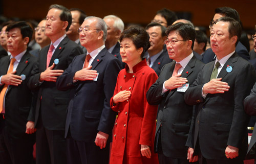 박근혜 대통령이 7일 오전 서울 강남구 코엑스에서 열린 제52회 무역의 날 기념식에 참석, 국민의례를 하고 있다. 박용만(오른쪽부터) 대한상의회장, 윤상직 산업통산자원부장관, 박근혜 대통령, 김인호 한국무역협회장, 허창수 전경련회장, 박성택 중소기업중앙회장. <사진제공=뉴시스>