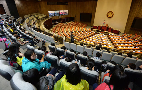 19대 국회의 마지막 임시국회가 21일 개의됐으나 국회는 시작부터 개점 휴업 상태다. 21일 서울 여의도 국회 본회의장에서 어린이 방청객들이 텅 빈 의석을 바라보며 견학을 하고 있다. <사진제공=뉴시스>