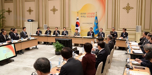 박근혜 대통령이 22일 오전 청와대 영빈관에서 열린 2016 국가재정전략회의에 참석, 모두발언을 하고 있다. <사진제공=뉴시스>