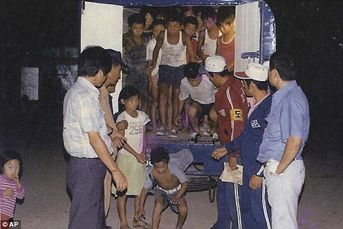 Thousands of children and the disabled were rounded up off the streets (pictured) ahead of the 1988 Seoul Olympics and sent to camps such as the Brothers Home in Busan, South Korea1988년 서울올림픽을 앞두고 수천 명의 어린이와 장애인들이 거리에서 잡혀갔고(사진) 한국 부산 형제복지원과 같은 수용소로 보내졌다.