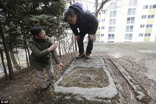 Choi Seung-woo (left) and Lee Chae-sik (right) talk as they examine what they say was a water tank left from the Brothers Home, a mountainside institution where some of the worst human rights atrocities in modern South Korean history took place, in Busan, South Korea최승우(왼쪽) 씨와 이채식(오른쪽) 씨가 형제복지원 왼쪽 물탱크가 있던 자리를 살펴보고 있다. 한국 부산 산 중턱에 위치한 형제복지원은 현대 한국사회에서 최악의 인권침해가 자행됐던 곳이다.