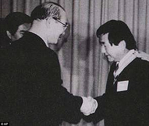 Brothers Home owner Park In-keun (right) shakes hands with former South Korean dictator Chun Doo-hwan.형제복지원 박인근 원장(오른쪽)이 한국 전 독재자 전두환과 악수하고 있다.