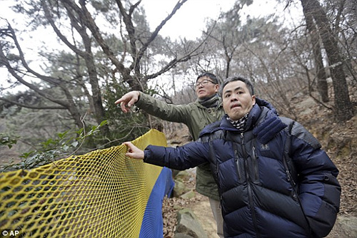 On one occasion, Choi (left) recalled, he saw seven guards knock down a screaming man, cover him with a blue blanket and stomp and beat him한번은 7명의 경비원들이 소리를 지르는 한 남성을 쓰러뜨려 그에게 파란 담요를 씌우고 발로 짓밟고 때리는 것을 봤다고 최 씨(왼쪽)는 회상했다.