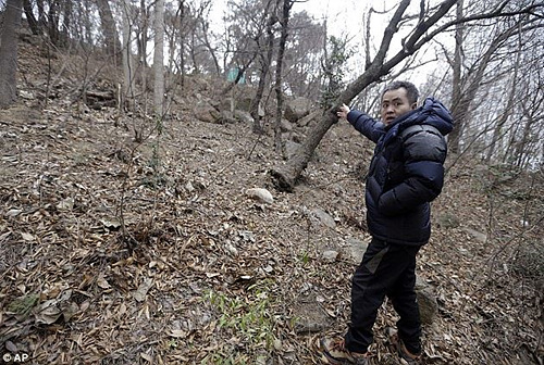 Former inmate Lee Chae-sik (pictured) walks up a hill behind a row of apartments at the former location of the Brothers Home – an area where he says bodies were buried전 형제복지원 원생 이채식(사진속) 씨가 전 형제복지원 자리에 줄줄이 들어선 아파트 뒤 언덕에 오르고 있다- 이 씨는 이곳에 시신들이 묻혔다고 말한다.