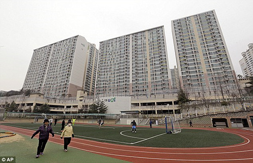 Choi said that on one occasion, guards unleashed ‘uncontrolled violence’ upon the 60 to 100 kids in his dormitory. Residents exercise at a school near an apartment complex at the former location of the Brothers Home최 씨는 한 번은 경비원들이 기숙사에 있는 60-100명에 달하는 아이들에게 “무차별적 폭력”을 휘둘렀다고 말했다. 형제복지원이 있던 자리에 들어선 아파트 단지 근처 학교에서 주민들이 운동하고 있다.