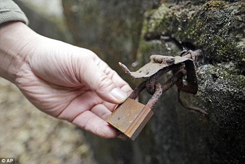 A prosecutor collected bank records and financial transactions indicating that, in 1985 and 1986 alone, the owner of Brothers embezzled what would be the current equivalent of more than $3million. Choi Seung-woo examines a lock on what he says was a water tank left from the Brothers Home한 검사는 형제복지원의 소유주가 1985년과 1986년에만 현재 가치로 3백만 달러 이상을 횡령한 은행거래 내역과 자금이체 내역을 밝혀냈다. 최승우 씨가 형제복지원에서 사용했던 수조라고 말하며 그 자물쇠를 살펴보고 있다.