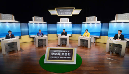 5일 서울 노원구 인덕대학교에서 열린 4.13총선 노원병 후보 TV 토론회에서 후보자들이 리허설을 하고 있다. <사진제공=뉴시스>