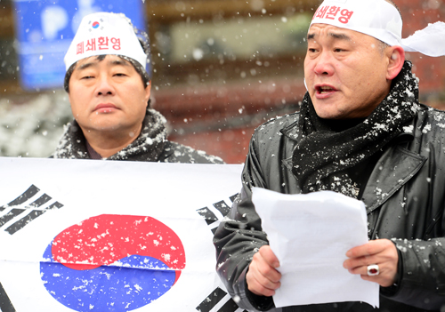 지난 2월16일 오후 서울 청운효자동 주민센터 앞에서 열린 '정부의 개성공단 전면중단 조치 환영 기자회견' 에서 애국국민운동대연합 오천도(오른쪽) 대표가 발언을 하고 있다. <사진제공=뉴시스>