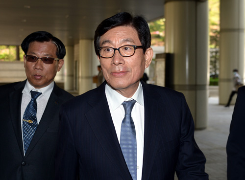 원세훈 전 국정원장이 '국정원 댓글 사건' 파기환송심 8차 공판에 참석하기 위해 25일 오전 서울 서초구 서울고등법원으로 들어서고 있다. <사진제공=뉴시스>
