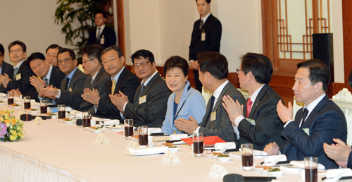 박근혜 대통령이 26일 오후 청와대에서 열린 언론사 편집·보도국장 초청 오찬간담회에 참석, 자리하고 있다. <사진제공=뉴시스>