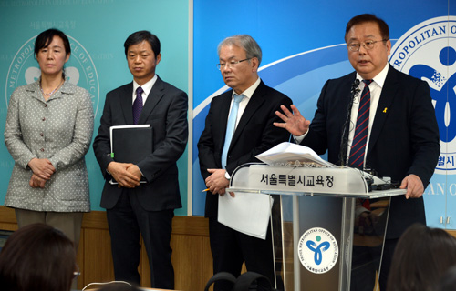 주진오(오른쪽) 역사교육위원회 위원장이 26일 오전 서울 종로구 서울시교육청 브리핑룸에서 '서울시교육청 2016 역사교육 기본계획'을 브리핑 하고 있다. <사진제공=뉴시스>