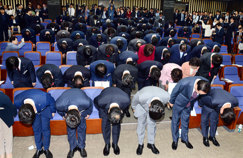 26일 오전 서울 여의도 국회에서 열린 새누리당 제20대 국회 당선자 워크샵에 참석한 원유철 대표권한 대행 겸 원내대표를 비롯한 참석자들이 국민들에게 죄송하다며 90도 고개숙여 인사를 하고 있다. <사진제공=뉴시스>