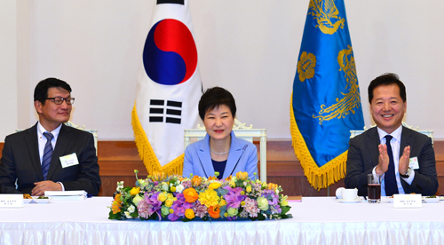박근혜 대통령이 26일 오후 청와대에서 열린 언론사 편집·보도국장 초청 오찬간담회에 참석, 자리하고 있다. 왼쪽에 정지환 KBS 보도국장이, 오른쪽에 최기화 MBC 보도국장이 앉아 있다. <사진제공=뉴시스>