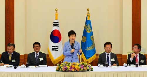 박근혜 대통령이 26일 오후 청와대에서 열린 언론사 편집·보도국장 초청 오찬간담회에 참석, 인사말을 하고 있다. <사진제공=뉴시스>