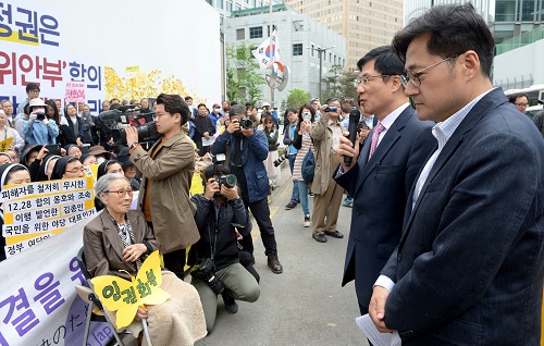 더불어민주당 신경민, 홍익표 의원이 27일 오후 서울 종로구 중학동 구 일본대사관 앞에서 열린 1228차 일본군 '위안부' 문제해결을 위한 정기수요집회에 참석해 더불어민주당 김종인 비대위 대표의 '한일 위안부 합의를 빨리 이행해야 한다'는 발언과 관련해 해명하고 있다. <사진제공=뉴시스>