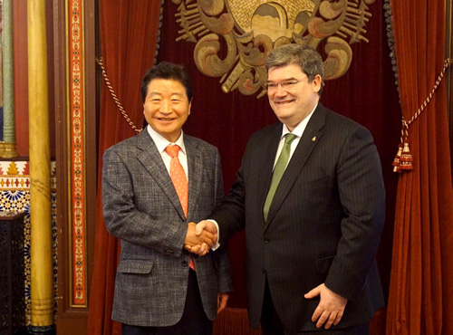 안상수 경남 창원시장이 지난 16일부터 유럽을 순방 중인 가운데 지난 21일 스페인 빌바오시를 방문, 후안마리아 알불토 빌바오시장과 국내 최초로 스페인 빌바오시와 '우호협력 MOU'를 체결하고 있다. <사진= 창원시 제공, 뉴시스>