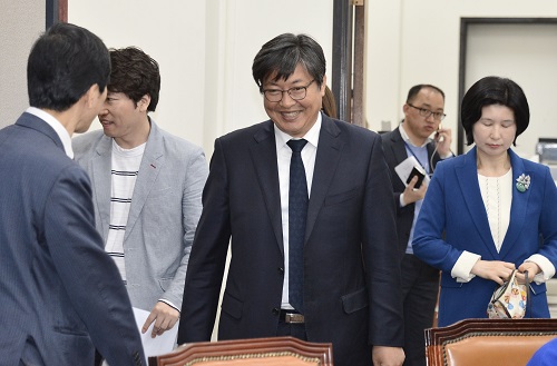 더불어민주당 보수단체 불법자금지원 의혹규명 진상조사 TF 1차 회의가 열린 29일 오전 서울 여의도 국회 대표실에서 이춘석 위원장이 입장하고 있다. <사진제공=뉴시스>