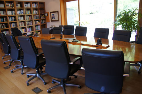 경남 김해시 진영읍 봉하마을에 있는 노무현 전 대통령 사저가 1일 공개됐다. 지난 2008년 2월 준공된 사저는 8년 만에 일반에 공개됐다. 사저는 부지 4257㎡ 연면적 594㎡로 사랑채, 안채, 서재, 경호동으로 구성돼 있다. 사진은 독서 집필 토론을 한 서재. <사진제공=뉴시스>