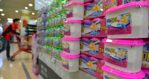 시민사회단체와 일부 약국을 중심으로 옥시레킷벤키저(옥시) 전제품 불매운동 첫 주말을 맞은 1일 오전 서울 일부 대형마트에서는 옥시 생활용품 판촉행사를 진행해 논란이 되고 있다.<사진제공=뉴시스>