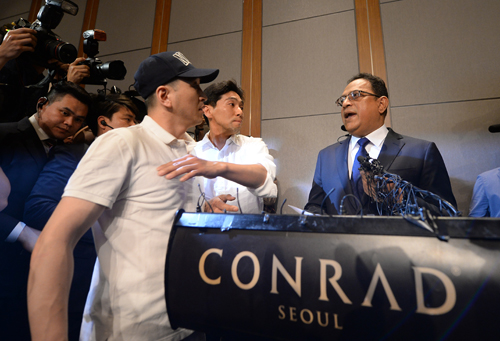 경남 김해시 진영읍 봉하마을에 있는 노무현 전 대통령 사저가 1일 공개됐다. 지난 2008년 2월 준공된 사저는 8년 만에 일반에 공개됐다. 사저는 부지 4257㎡ 연면적 594㎡로 사랑채, 안채, 서재, 경호동으로 구성돼 있다. <사진제공=뉴시스>