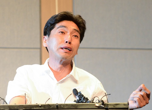 옥시 가습기 살균제 피해자 가족이 2일 오전 서울 여의도 콘래드호텔에서 열린 가습기 살균제 피해 공식 사과 기자회견에서 눈물이 고인 채 발언하고 있다. <사진제공=뉴시스>