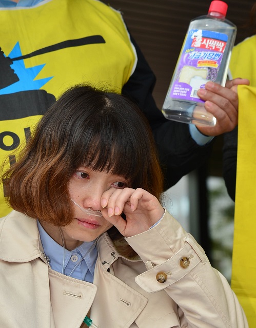 2일 오후 서울 서초구 서울중앙지방검찰청 앞에서 열린 '옥시 기자회견에 대한 피해자와 환경보건시민센터의 입장 발표 기자회견'에서 가습기 살균자 피해자 윤정애 씨가 기자회견 중 흘린 눈물을 훔치고 있다. <사진제공=뉴시스>