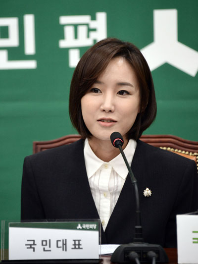 故 신해철씨의 부인인 윤원희씨가 2일 오전 서울 여의도 국회에서 열린 국민의당 최고위원회의 국민대표로 참석해 '의료사고 피해구제 및 의료분쟁 조정등에 관한 법률 개정안' 통과를 촉구하는 모두발언을 하고 있다. <사진제공=뉴시스>