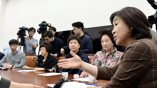 정의당 심상정 대표가 28일 오전 서울 여의도 국회 대표실에서 열린 가습기 살균제 3-4 등급 피해자 의료기록 분석결과 발표 및 진상규명 기자회견에 참석해 모두발언을 하고 있다. <사진제공=뉴시스>