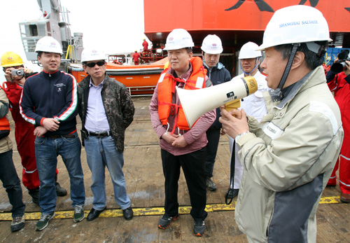 선체 인양 실지조사에 나선 세월호 참사 특별조사위원회 권영빈 진상규명 소위원회 위원장(오른쪽)이 4월26일 오전 전남 진도군 관매도 사고 해역에서 인양 작업을 벌이고 있는 상하이샐비지 달리하오에서 왕위평 인양 총괄 감독에게 질문하고 있다. <사진제공=뉴시스>