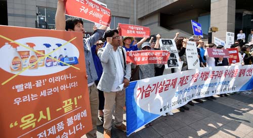 옥시 가습기살균제 사망사건과 관련해 피해자 및 여론의 반발이 커지고 있는 가운데 2일 오후 경기도 수원역 남측광장에서 경기시민사회단체연대회의 등 시민사회단체 회원들이 가습기살균제 제조 기업 처벌 및 불매를 촉구하고 있다. <사진제공=뉴시스>