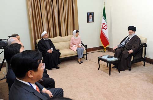 이란 수도 테헤란을 방문한 박근혜 대통령이 2일(현지시간) 이란 최고지도자 아야톨라 알리 하메네이와 면담하고 있다. <출처=하메네이 이란 최고지도자 사무실 공식 웹사이트, 뉴시스>