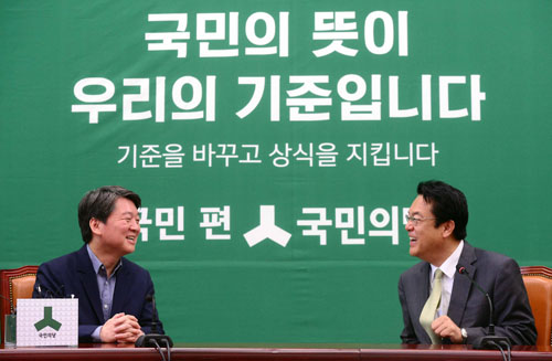 새누리당 정진석 신임 원내대표와 김광림 신임 정책위의장이 4일 서울 여의도 국회에서 국민의당 안철수, 천정배 공동대표를 예방해 환담을 나누고 있다. <사진제공=뉴시스>